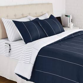 Amazonbasics 810029073905 Amazon Basics 7-piece Reversible Microfiber Bed Bag Queen Size Navy Stripe