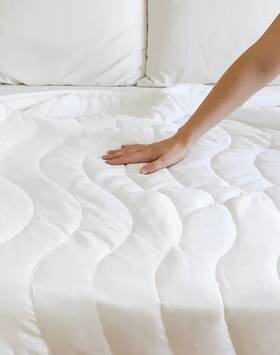 Buffy 850040653557 Breeze Comforter Queen White Please Read Details