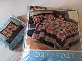 Day By 783048525147 Spinning Blocks Bedspread Comforter Plus Pillow Sham Full/queen Nip