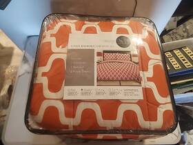 Design Studio 847636059657 Home Collection 4 Pc Reversible Comforter Set Genevieve Queen Bed