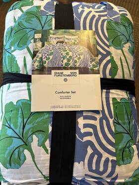 Diane Von Furstenberg 042075647100 Geranium And Ginkgo Leaves Reversible Full/queen Comforter- Dvf For Target