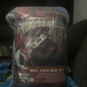 Jay Franco 032281405335 Marvel Spiderman Burst 4 Piece Twin Bed Set - Includes Reversible Comforter &