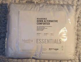 Martha Stewart 086569363442 New Reverible Down Alternative King Comforter Color White