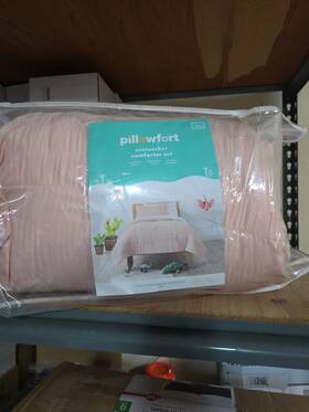 80774563 Pillowfort Twin Seersucker Comforter Set Pink -