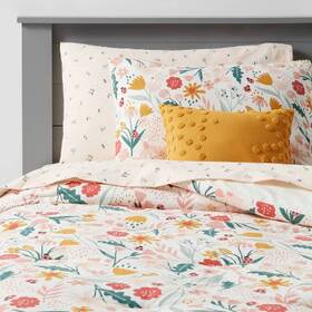 83908160 Pillowfort Twin In The Garden Bedding Set With Sheets -