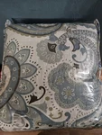 Kohls Queen Size Paisley Comforter With 2 Shams. Fixed Price $25.00.