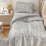 Reversible Microfiber Quilt Set Hypoallergenic Bedding W/ Coordinating Shams New. Fixed Price $49.58.
