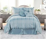 7 Piece Reversible Northern Lights Queen Sz Comforter Set. Fixed Price $90.00.
