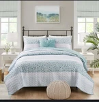 Madison Park 4 Piece Seersucker Quilt Set With Throw Pillow, Shams King/cal. Fixed Price $69.99.