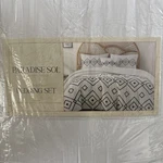 Bedding Set Comforter Cover, 2-SHAMS, 1-DECORR Pillow Paradise Sol King 4-PIECE!. Fixed Price $10.99.