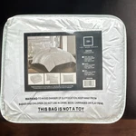 Chic Home Design Daya King 4-PIECE Duvet Cover Set White Pintuck Zigzag. Fixed Price $30.00.