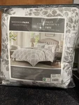 Madison Park Essentials 2 Piece Comforter Set Twin Include 1. Fixed Price $16.00.