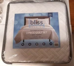 New Sleep Happy Bliss Bedding 3 Piece Mini Set Queen Comforter With 2 Shams. Fixed Price $25.00.